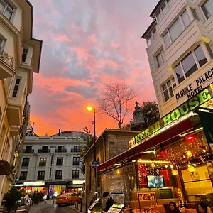 κάντε κράτηση εδώ